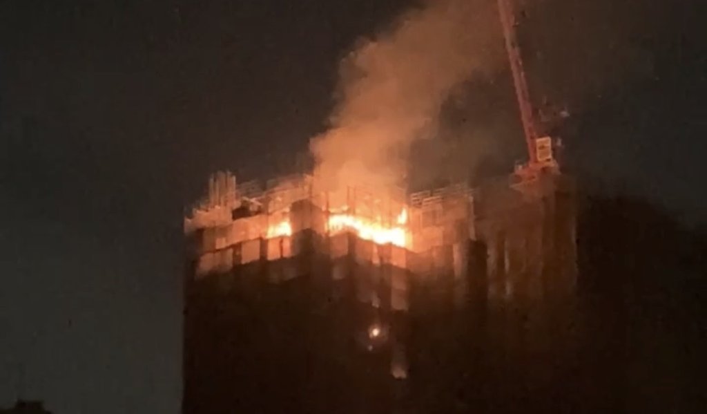 快訊/高雄豪宅大樓火警!預售「蓋到一半」起火 消防狂衝20多樓