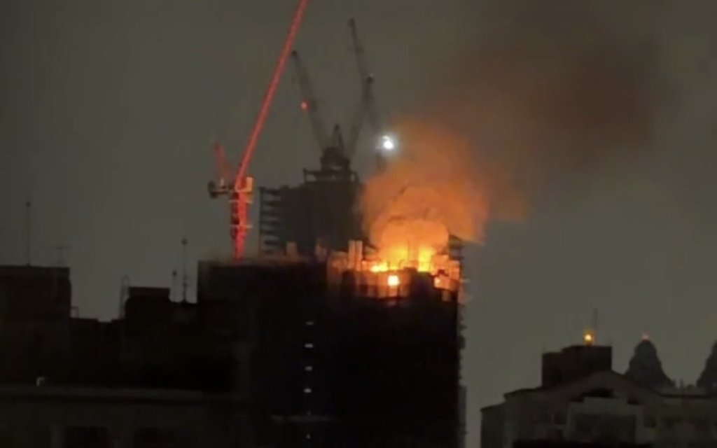 快訊/高雄深夜惡火!疑新建工地頂樓燃燒 警消搶救中