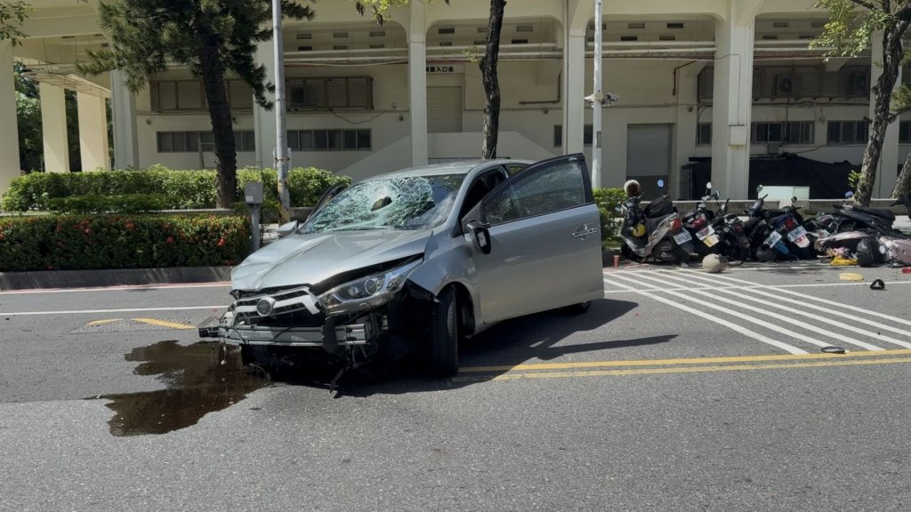 暴衝闖紅燈撞29車！台南單車翁噴飛「摔引擎蓋」不治　-79歲老婦下場曝