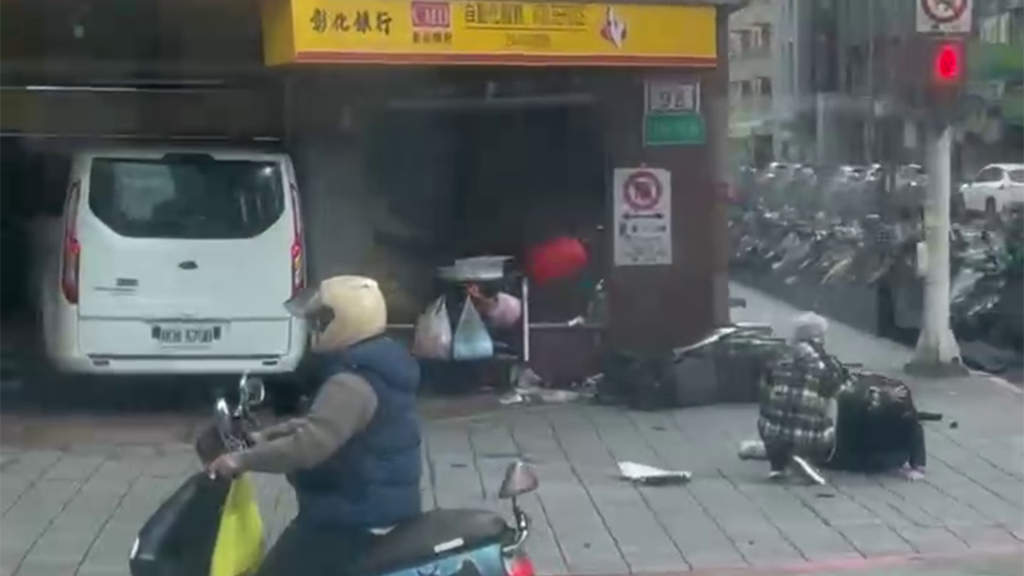 快訊／三立採訪車「失控衝進銀行」！南京東路彰銀atm被撞爛　現場多人受傷送醫