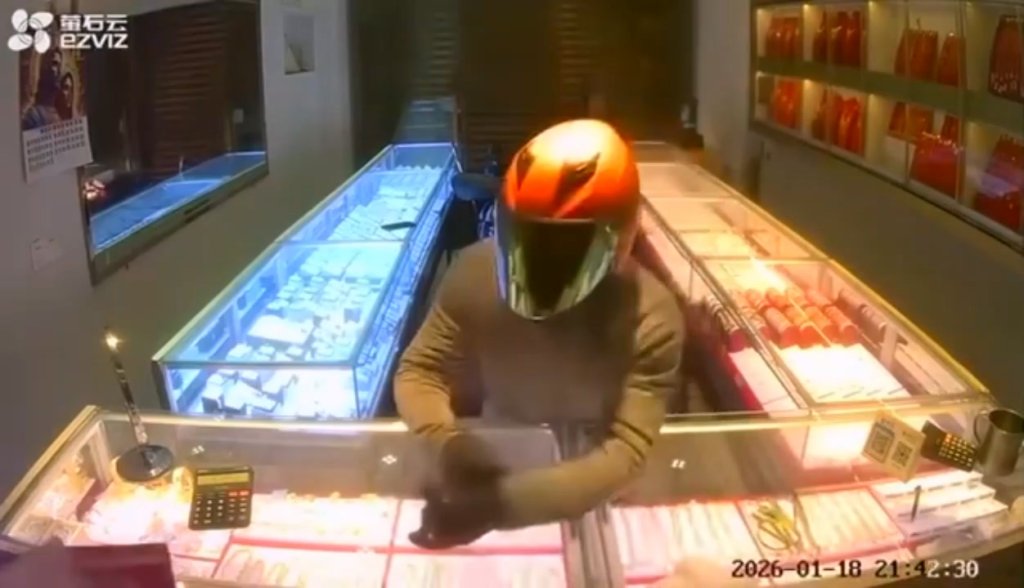 影／金價狂飆！夫妻聯手搶劫「電擊毆打女店長」得手900萬金飾　被逮後作案影片陸網瘋傳
