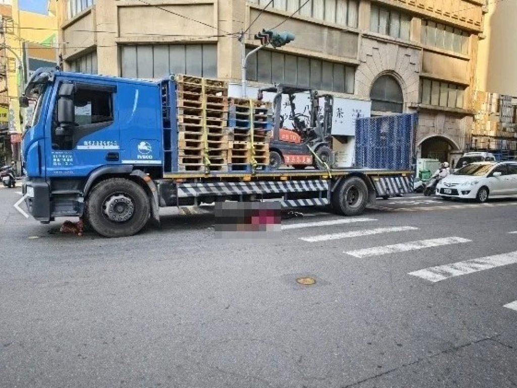 彰化買菜婦過馬路疑入視線死角　大貨車起步將人捲入輪下慘死