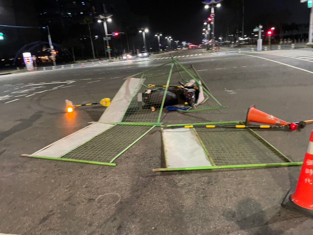 影／深夜恍神？女騎車「直撞施工護欄」人車瞬間倒地