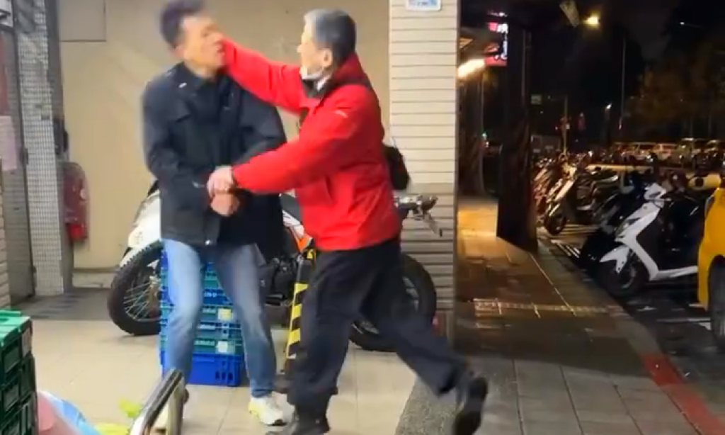 影／男酒醉與計程車司機起糾紛！大鬧超商弄倒商品還捶擋風玻璃比中指　司機怒灌3拳打趴他