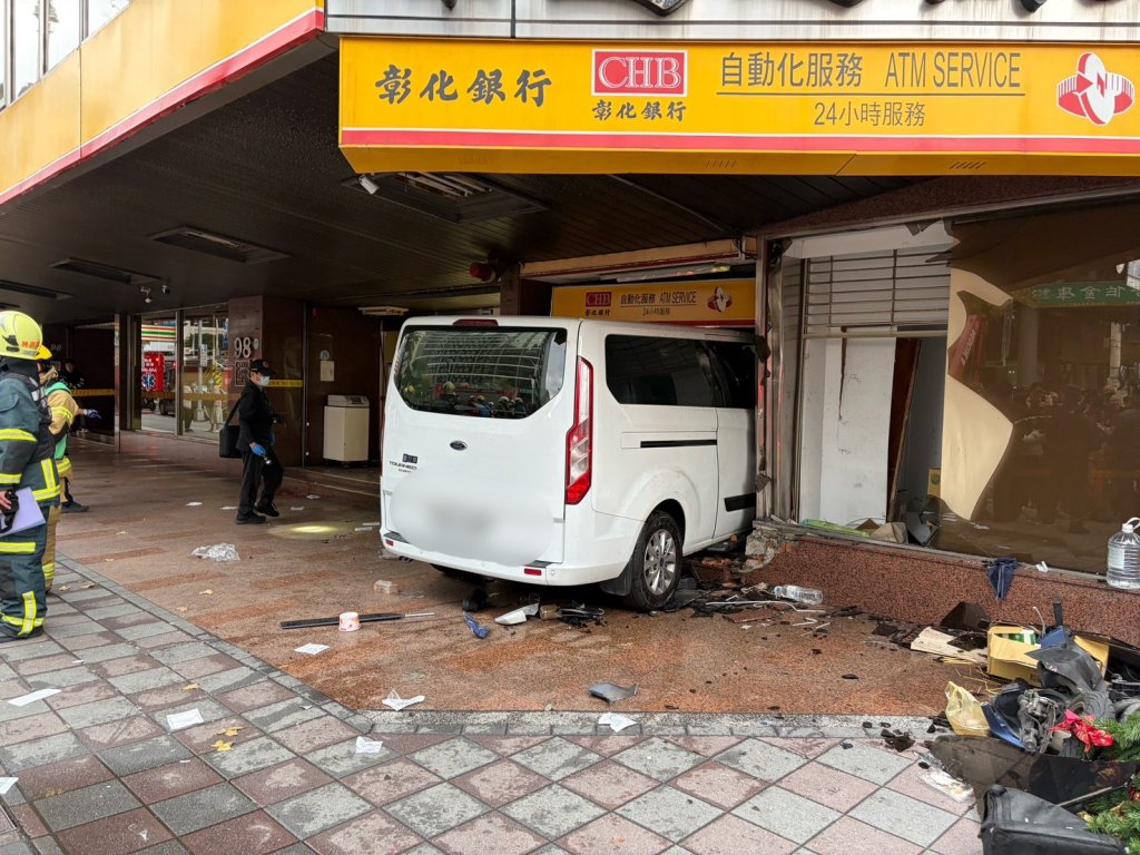 三立採訪車暴衝銀行釀10傷！67歲駕駛50萬交保限制出境