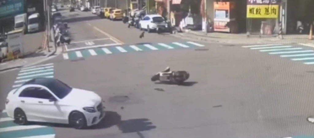 烏日林新醫院旁車禍！-　醫護人員衝出救護受傷老夫妻