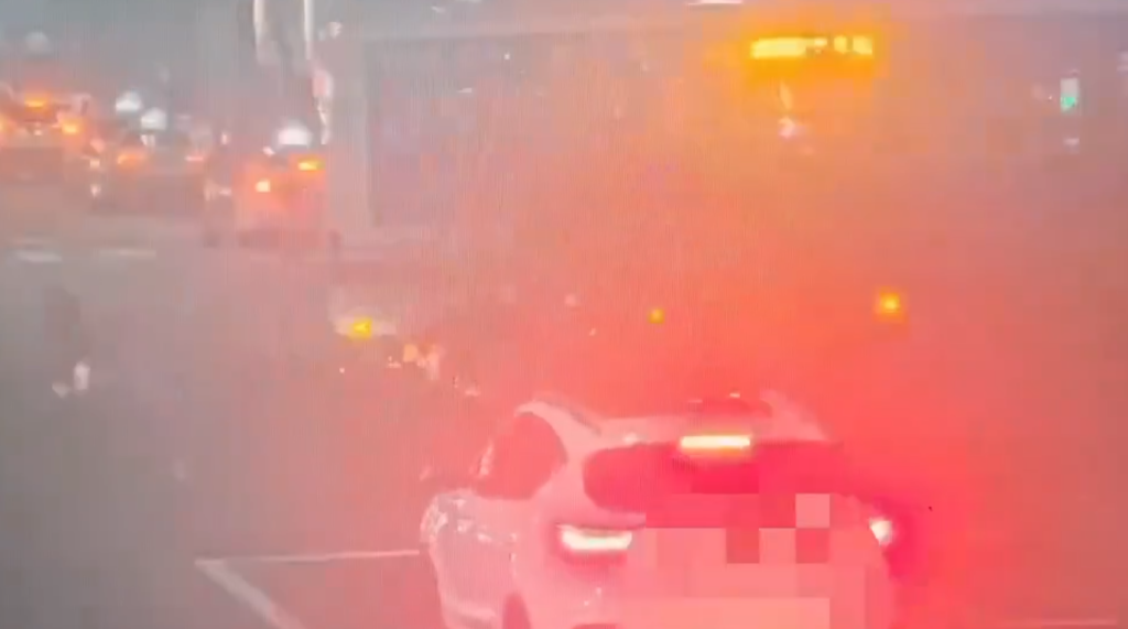 撞擊畫面曝光！　北市大型重機急煞打滑撞公車