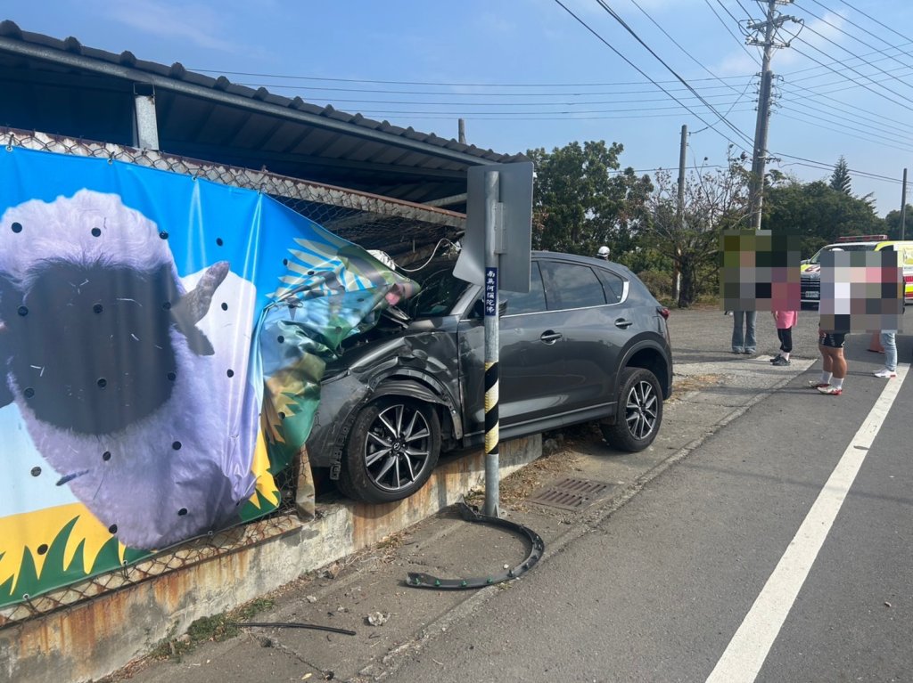 影／怎麼開的？男疑「精神不濟」開車猛撞圍牆