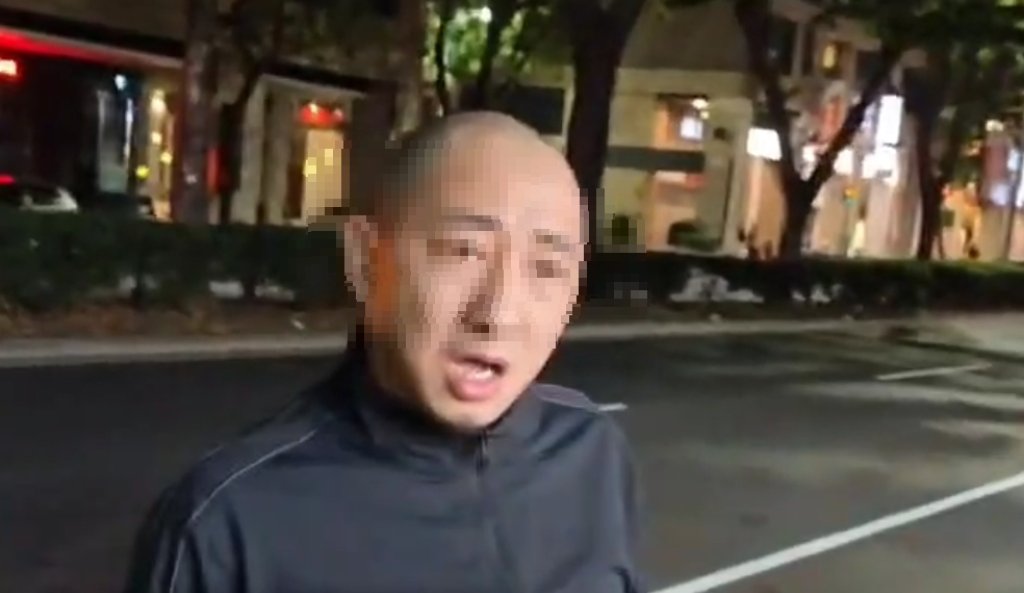 台中汽機車駕駛為停車爆衝突！-　機車騎士控轎車駕駛公然侮辱、妨害名譽