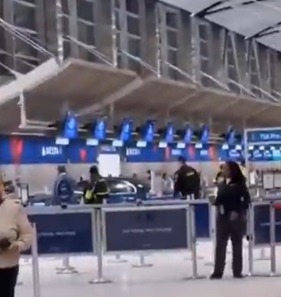 賓士衝撞美國機場達美櫃台!玻璃碎滿地6人傷-司機舉手投降遭逮