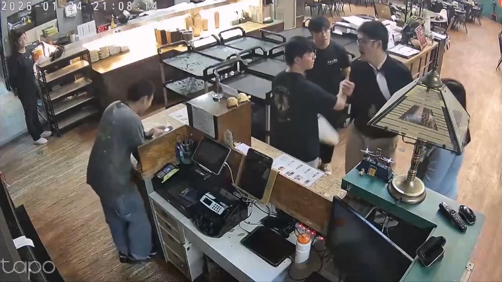 影／花錢是老大？奧客閉店不離開跑到櫃檯大小聲　高雄店家怒po監視器報案