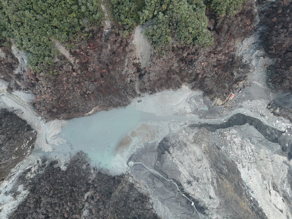 馬太鞍溪堰塞湖湖水幾已見底！壩體降挖階段性任務完成　工作人員撤離