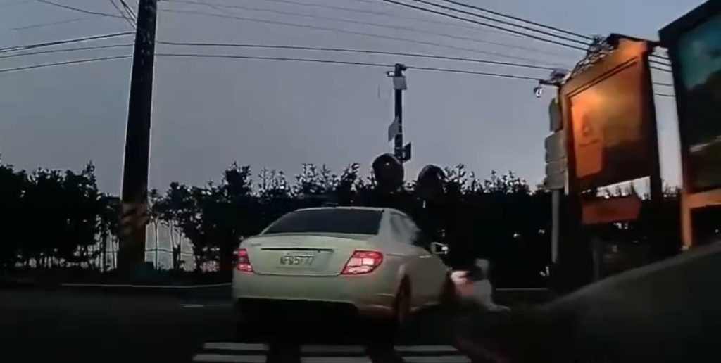 驚悚畫面曝光！　台中后里自小客車撞倒機車輾過騎士