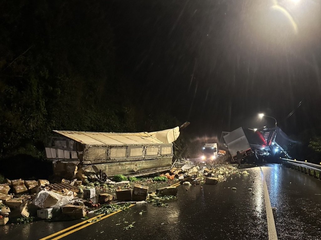 貢寮台2線曳引車自撞護欄再遭對向擦撞　貨櫃翻覆「礦泉水、蔬菜」灑滿地
