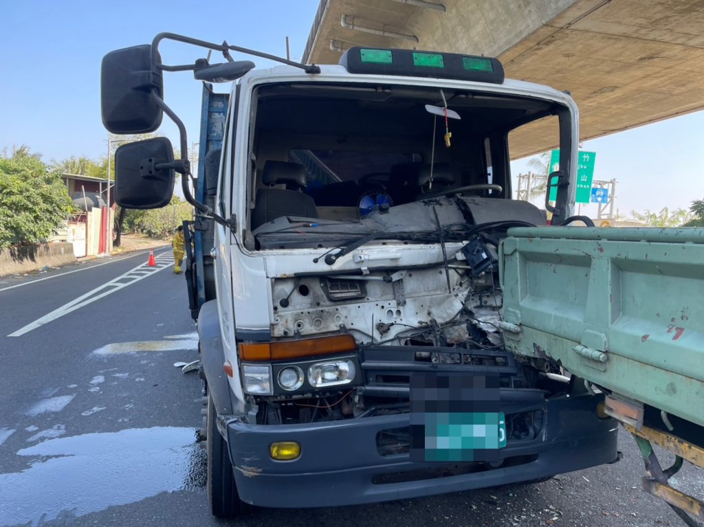 大車下交流道「煞車不及」！釀6車事故　1人受困車內約40分