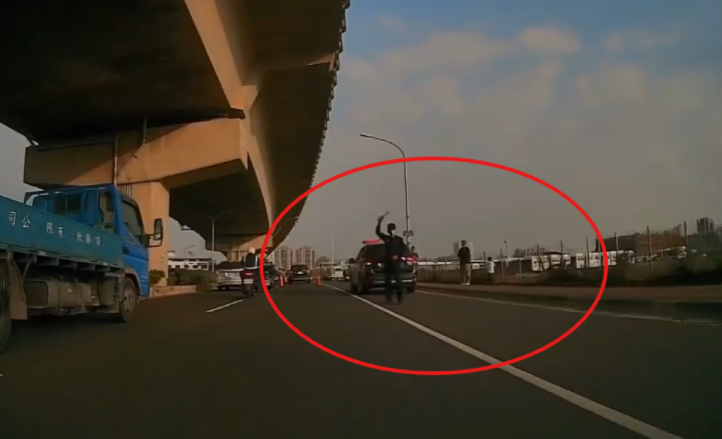 台88橋下奪命車禍！騎士遭大貨車輾過慘死-臟器外露現場驚悚