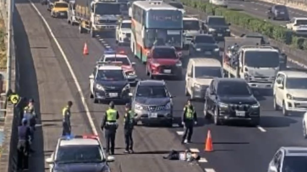 快訊／國1北174.9k嚴重意外！人倒國道上…後方嚴重回堵-國道警急交管