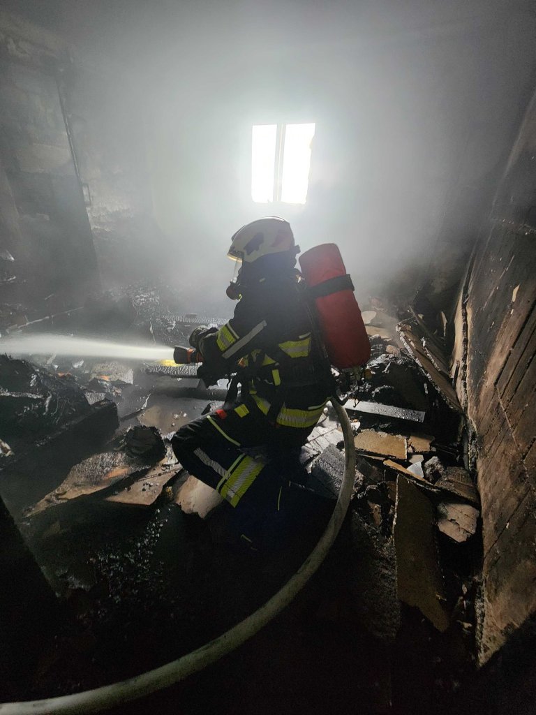 蘭嶼漁人村民宅竄火！2樓冒黑煙幸無人傷-燒毀13平方公尺