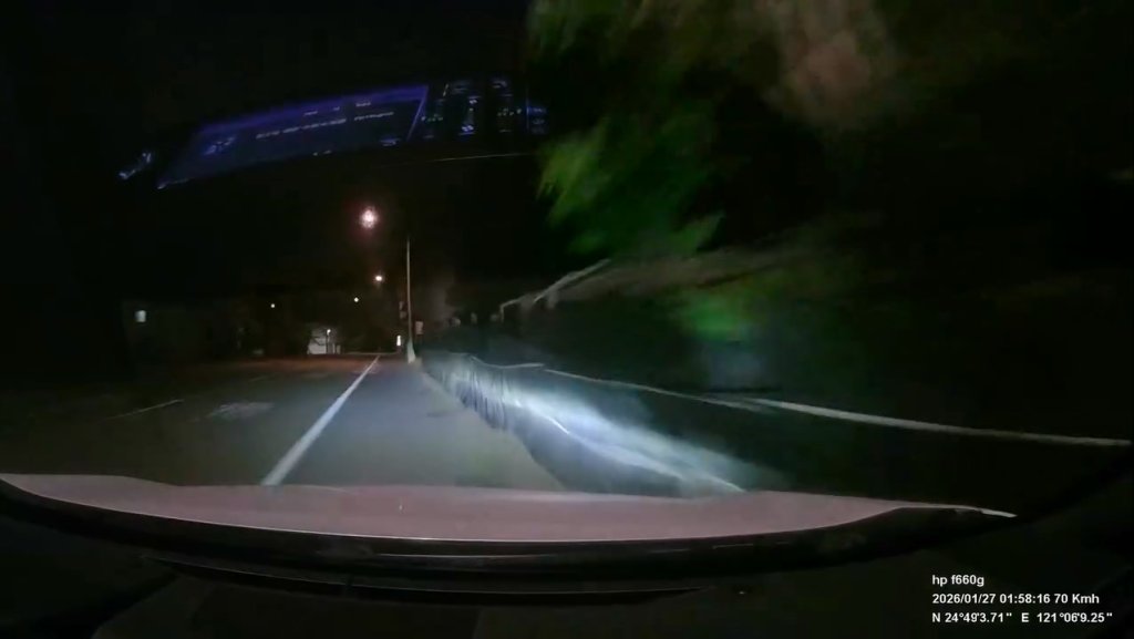 影／凌晨開車開到睡著！直接衝田裡「菜園停車」　車內第一視角影片曝光