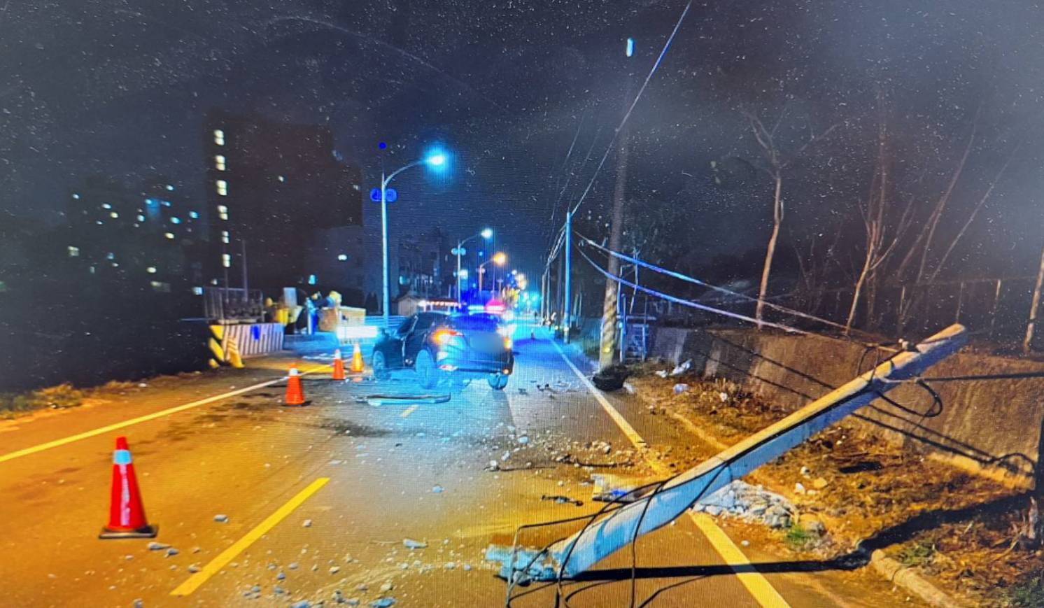虎尾自小客車撞斷電線桿! 駕駛受傷送醫
