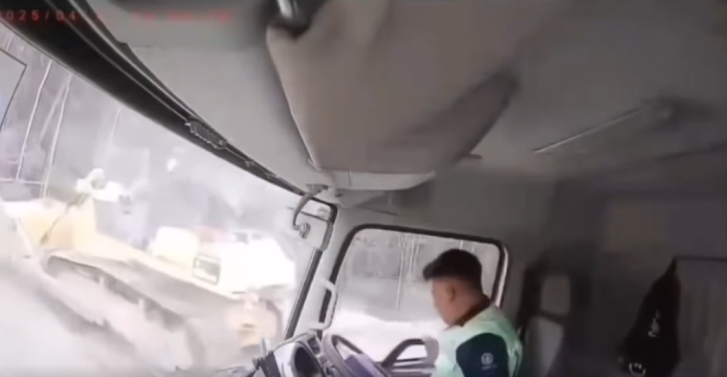 影／生死瞬間！印尼礦區山崩「司機棄車逃生」撿回一命　3工人遭活埋身亡