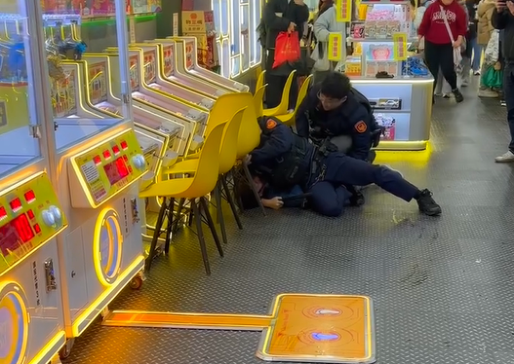 影／逛基隆廟口突被打！受害民眾「他莫名其妙跑來推打我」　遭警強力壓制在地