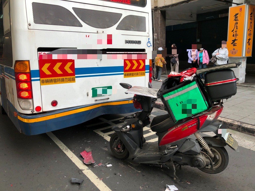 突恍神「腦袋空白」！中和外送員猛撞靠站公車腿部骨折