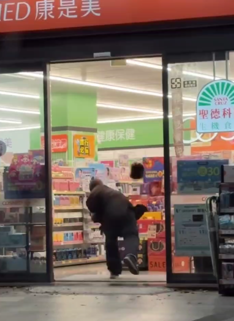 康是美台中西屯分店遭1男子闖入砸店！　警方到場逮人